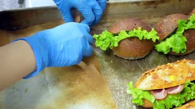 Tiệm bánh bất thường mang bánh mì trên một chiếc xe đạp dễ thương!