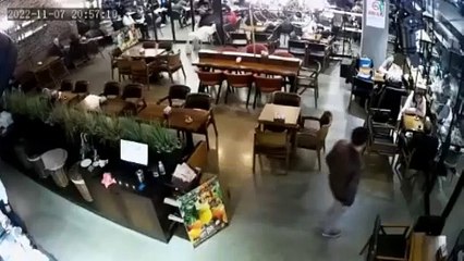 İnegöl’de cam kapıyı fark etmedi! Az kalsın hastanelik oluyordu