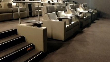 Butacas reclinables, cena con sushi y hasta copa: otra forma de ir al cine es posible en Madrid