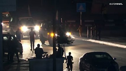شاهد: مركبات الصليب الأحمر التي تضم الأسرى الإسرائيليين تخرج من غزة