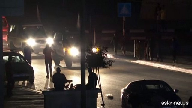 I veicoli della Croce Rossa con gli ostaggi lasciano Gaza