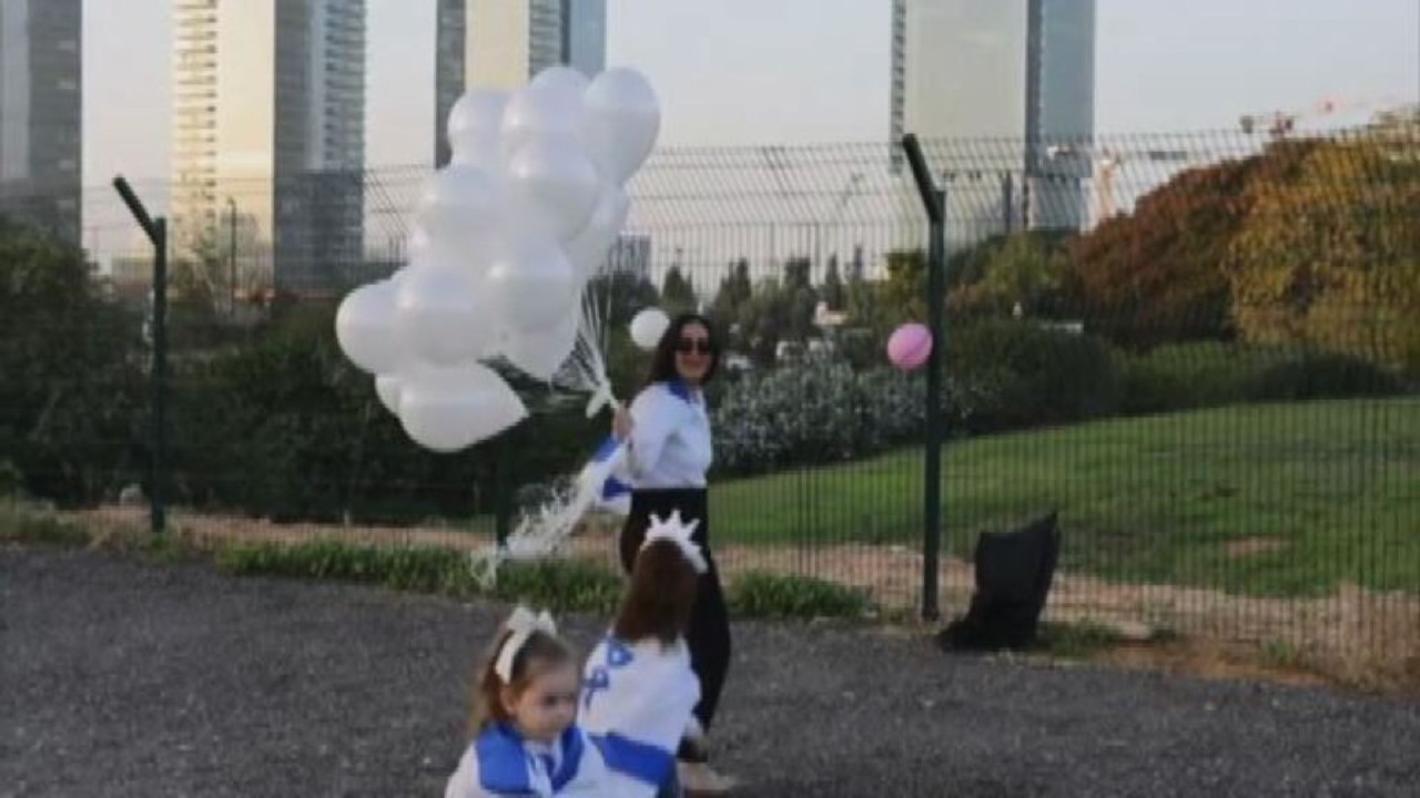 Una madre coi palloncini per "portare gioia" agli ostaggi