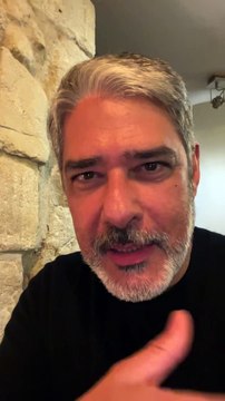William Bonner encontra George Clooney em bar nas férias; assista