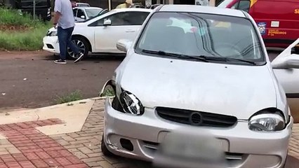 Passageira fica ferida em batida entre dois carros no Periolo