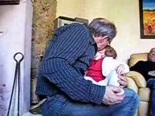 Alison réclame des papouilles à son papy (15 mois)