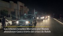 Los rehenes liberados por Hamás salen de Gaza a través del paso de Rafah
