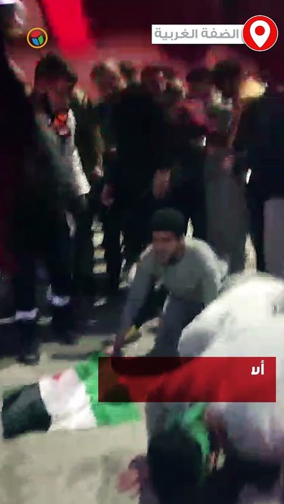 أسرى محررين يؤدون سجدة شكر بعد الإفراج عنهم ضمن صفقة المقاومة