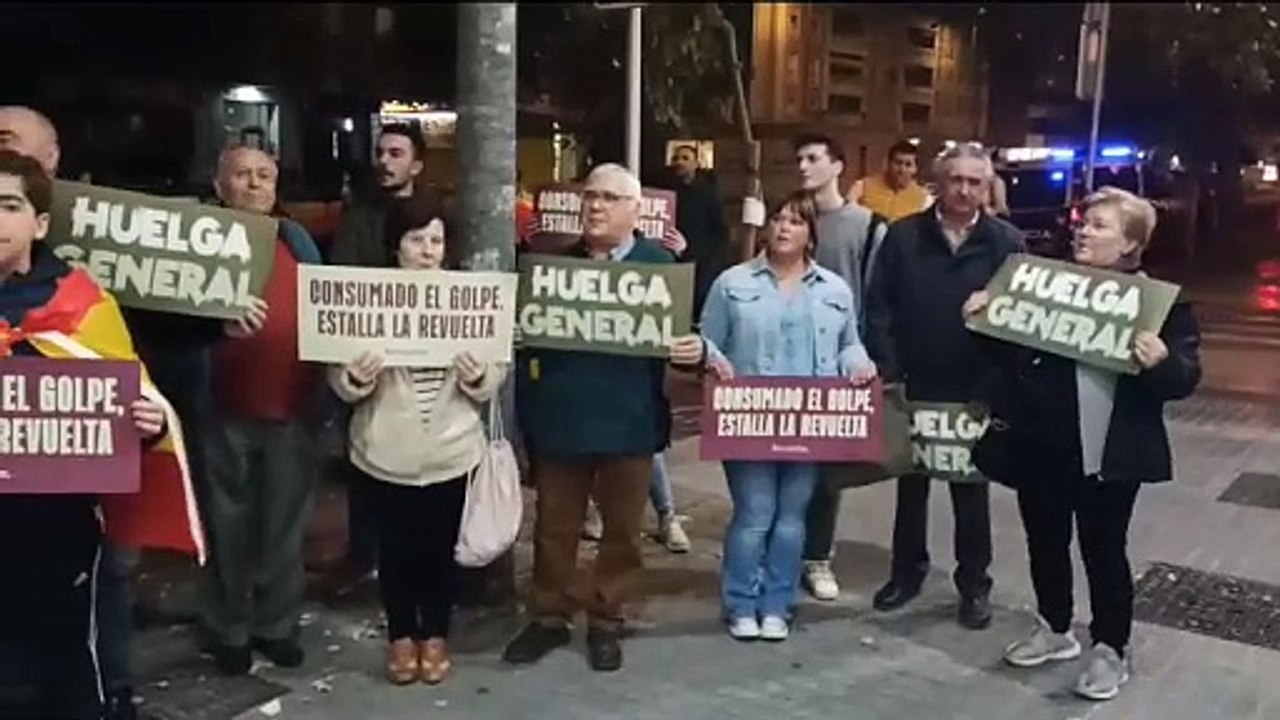 Protesta ante la sede del PSOE convocada por Vox el 24N