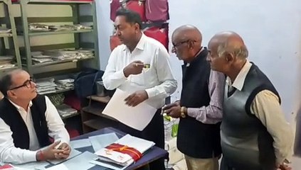 साहब! आचार संहिता में अमानक सामग्री से बन रही सीसी सडक़