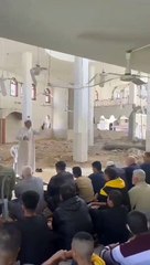 من مسجد شبه مدمر.. شاهد: أول صلاة جمعة في غزة منذ بدء العدوان الإسرائيلي