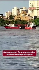 Barco com quatro tripulantes vira perto do ferry