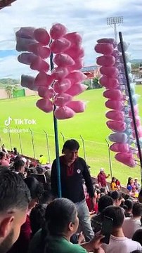 ¡Asombroso! 'Peso Pluma' sorprende al vender algodones de azúcar en estadio: Chambita extra