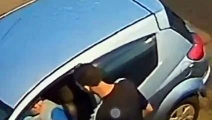 Câmera mostra momento em que criminosos sequestram vítima em estacionamento