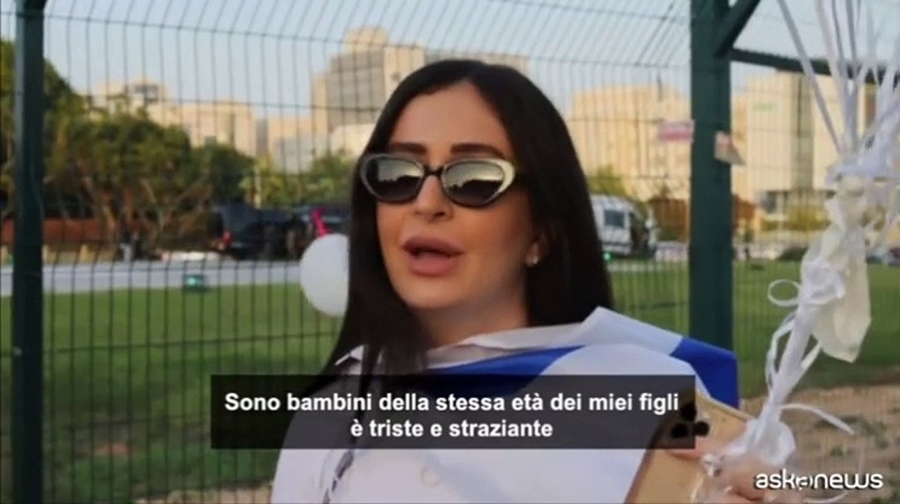 Una madre coi palloncini per "portare gioia" agli ostaggi