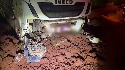 Carreta perde o freio e sai da pista na PR-486 em Cascavel