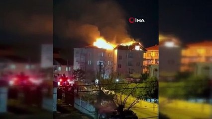 Sakarya’da çatı alevlere teslim oldu, o anlar kamerada