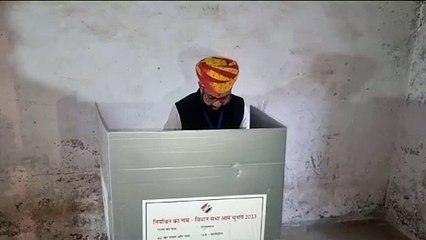 下载视频: Rajasthan Election : प्रदेश के कैबिनेट मंत्री ने डाला वोट, वोटर्स में उत्साह