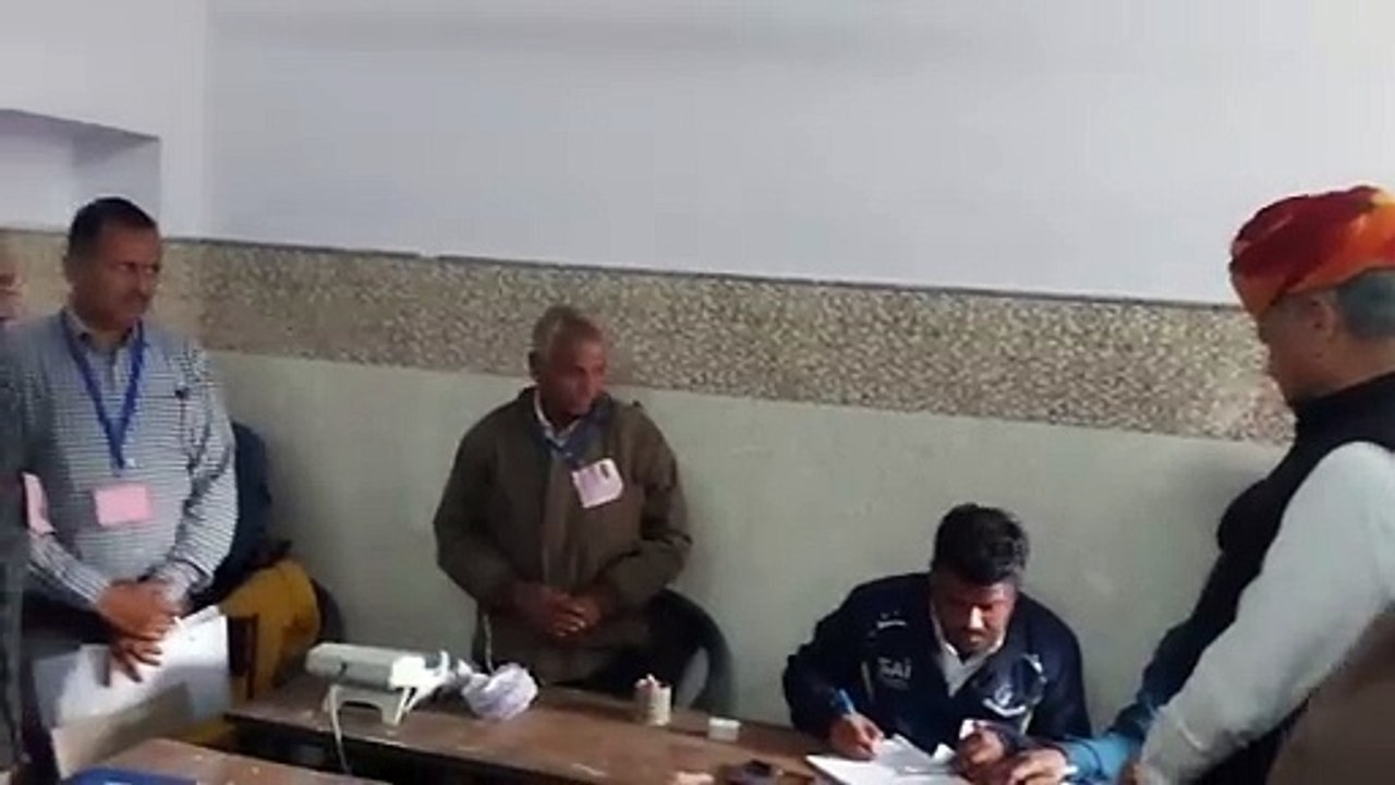 Rajasthan Election Voting Live Update: वोट डाल...