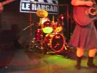 Laura and the E family - Pub