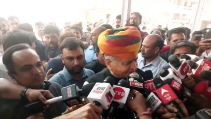 Télécharger la video: Rajasthan Election Voting Live Update: वोट डाल CM गहलोत ने कहाः मोदी की गारंटी फेल, बनेगी कांग्रेस की सरकार