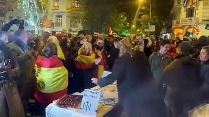 Vigesimosegunda noche de protestas en Ferraz: montan una barbacoa en plena calle