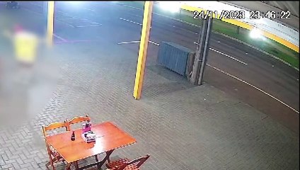 Câmeras de segurança flagram veículos em alta velocidade antes de grave colisão na Avenida Brasil