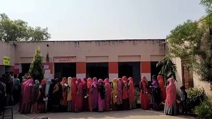 बाबरा के एक मतदान केन्द्र पर मतदान करने पहुंची महिलाएं।