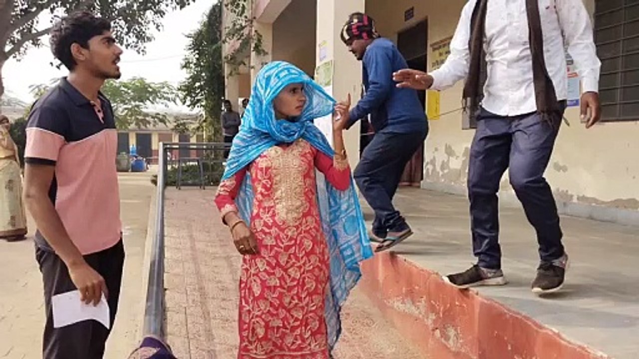 अंदर बैठे कार्मिक पर महिला को भ्रमित करने का आरोप; किया हंगामा, देखें वीडियो