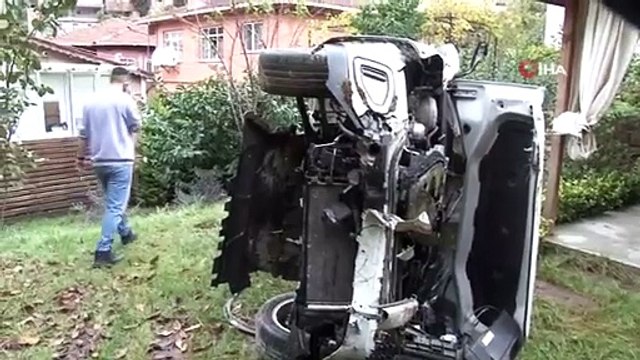 Üsküdar'da Sürücü Yolun Kaygan Olması Nedeniyle Ev Bahçesine Düştü