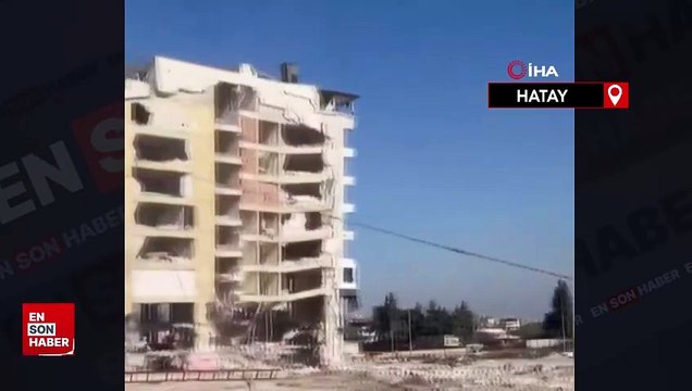 Hatay'da halatla çekilen 8 katlı bina yerle bir oldu