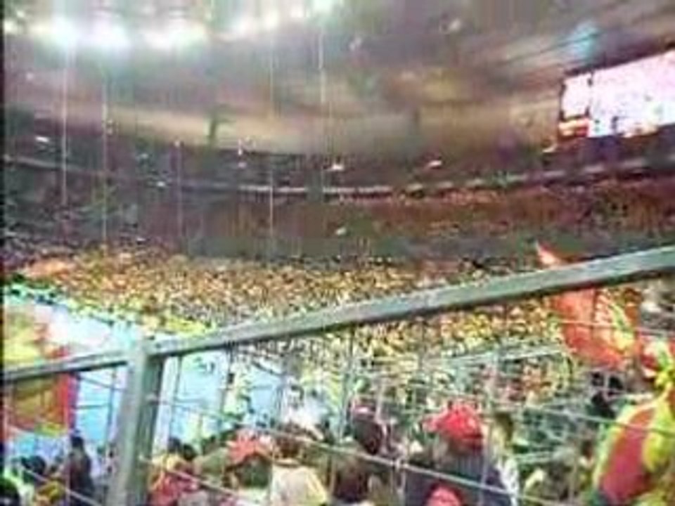 cali chante avc les supporters lensois magnifique