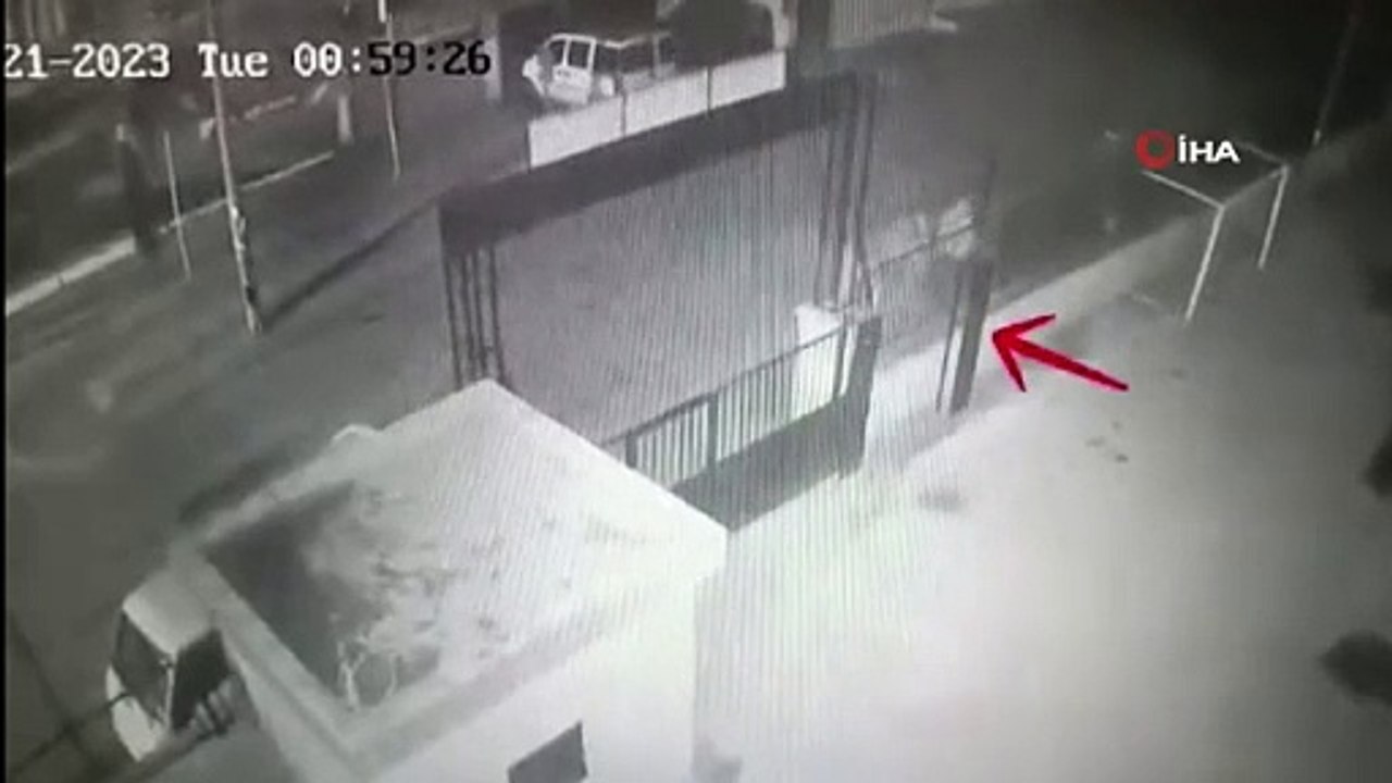 Saniyeler içerisinde okulun kapısını çalan şahıslar kamerada