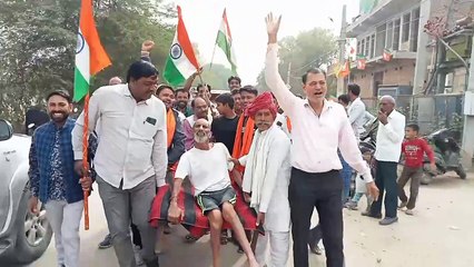 VIDEO : राजस्थान चुनाव में दिखे अजब-गज़ब नज़ारे, खाट पर बैठकर वोट डालने पहुंचा बुज़ुर्ग