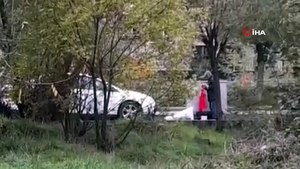Çöpten aldığı Türk bayrağını çantasına koydu... O anlar kamerada