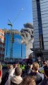 مقطع يحبس الأنفاس: عملية إنقاذ بريطاني محاصر فوق مبنى مشتعل بالنيران