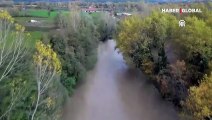 Çanakkale'yi şiddetli sağanak vurdu! Dere taştı, çilek bahçeleri su altında...