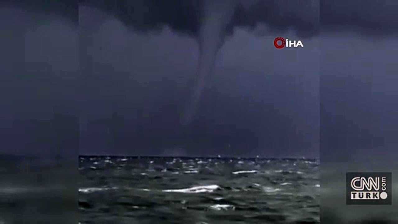 İzmir açıklarında korkutan hortum! O anlar kamerada