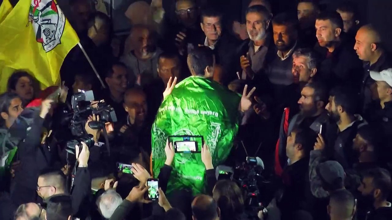 Freigelassene Palästinenser im Westjordanland jubelnd empfangen