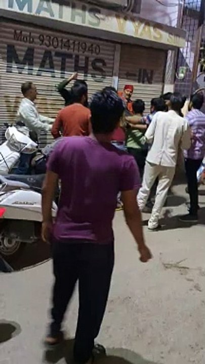 कोचिंग सेंटर के बाहर आपस में भिड़ गए पैरेंट्स, मारपीट का वीडियो जमकर वायरल