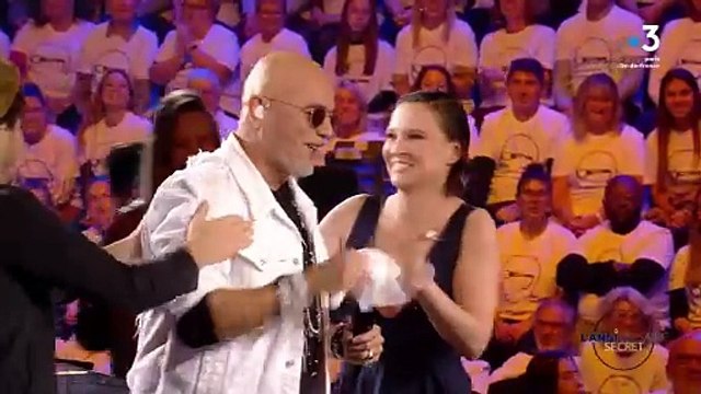 Pascal Obispo très ému lors d'un hommage à Daniel Lévi, dans L'anniversaire surprise (France 3)