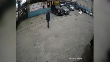 İzmit Karabaş Mahallesi Cebesoy Sokak'taki bir ağacın devrilmesini bir iş yerinin güvenlik kameraları kaydetti.