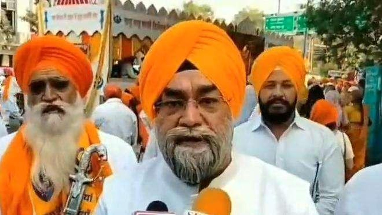 इंदौर: श्री गुरु नानक देव प्रकाश पर्व पर निकला नगर कीर्तन, पुष्प वर्षा से हुआ स्वागत