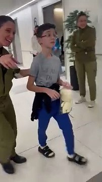 VIDÉO - Conflit Israël-Hamas : les premières images des retrouvailles des otages libérés avec leurs familles