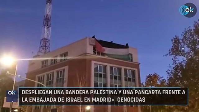 Despliegan una bandera palestina y una pancarta frente a la Embajada de Israel en Madrid: Genocidas