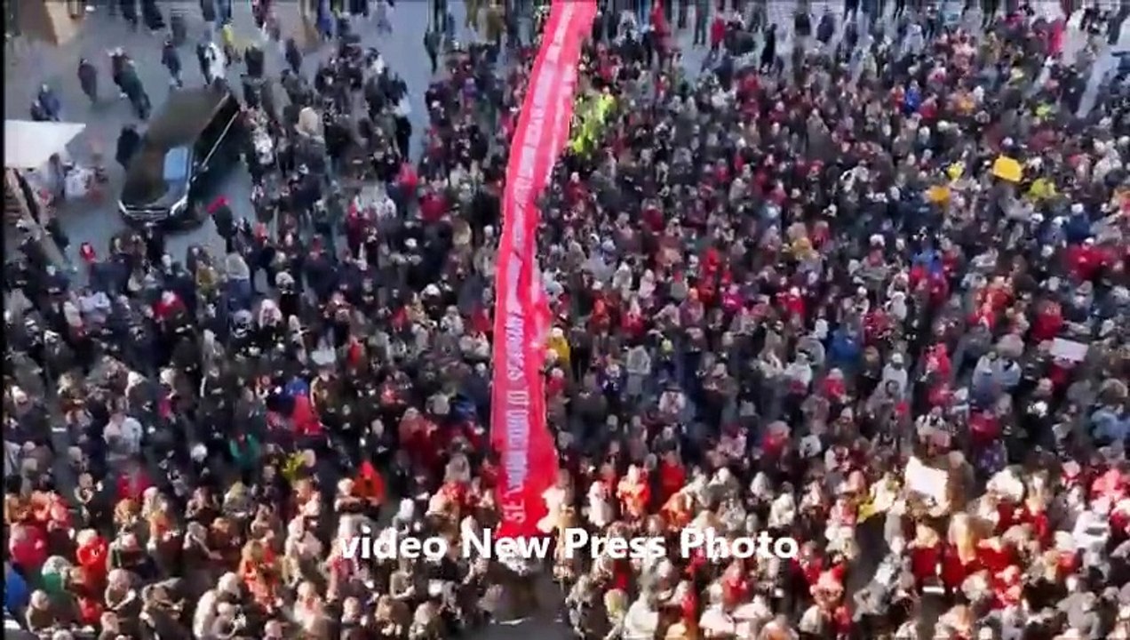 "Qn x le donne", un minuto di rumore in piazza della Signoria a Firenze