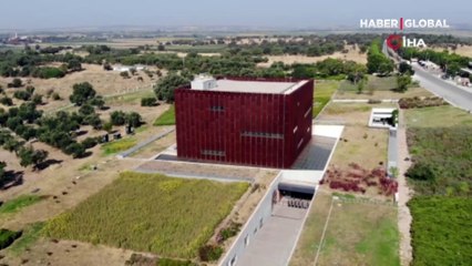 Çanakkale'deki Polyksena Lahti, 25 Kasım farkındalığı için siyah örtüyle kapatıldı