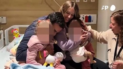 إسرائيلي يلتقي عائلته بعدما أفرجت عنها حماس