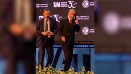 Cumhurbaşkanı Erdoğan, kendisine gelen acil telefon nedeniyle sahneden indi