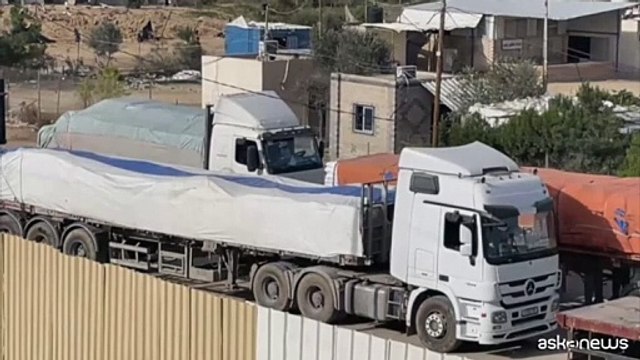 I camion di aiuti entrano nella Striscia di Gaza grazie alla tregua