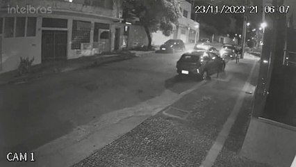 Carro de luxo ''atropela'' veículo estacionado e condutor foge